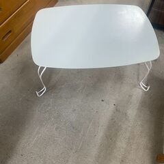 リサイクルショップどりーむ天保山店　No5410 折りたたみテーブル　コンパクト　人気の白色♪　猫脚　の画像