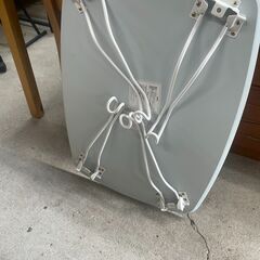 リサイクルショップどりーむ天保山店　No5410 折りたたみテーブル　コンパクト　人気の白色♪　猫脚　の画像