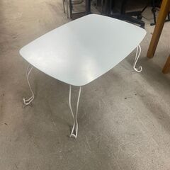 リサイクルショップどりーむ天保山店　No5410 折りたたみテーブル　コンパクト　人気の白色♪　猫脚　の画像