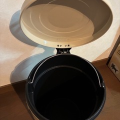 ペダル式　ゴミ箱の画像