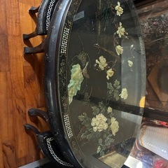 豪華なテーブルと椅子セットの画像