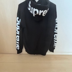 supremeパーカーの画像