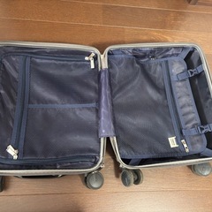 【ジャンク品】
スーツケースの画像