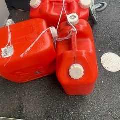 20リットル灯油容器が3個の画像