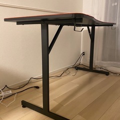 ゲーミングデスクの画像