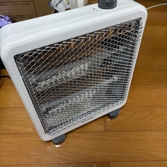 【ほぼ新品】アイリスオーヤマ 電気ストーブ ヒーター 暖房器具 電気 足元 小型 省エネ 脱衣所 転倒時電源OFF 400W/800W 2段階切替 軽量 EHT-800W ホワイト の画像