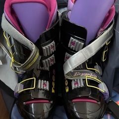 スキー板、ブーツ、ブーツバッグの画像