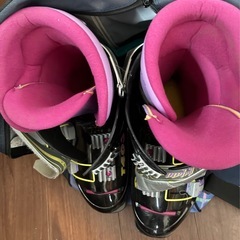 スキー板、ブーツ、ブーツバッグの画像