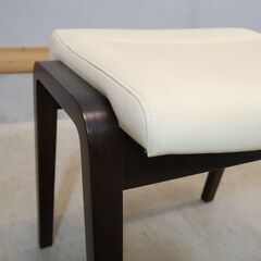 人気のkarimokuよりCT0406 スツールです！オーク材を使用したコンパクトな木製椅子。ナチュラルな質感は北欧スタイルやカフェ風のインテリアなどにおススメ。スタッキングも可能です♪の画像