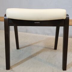 人気のkarimokuよりCT0406 スツールです！オーク材を使用したコンパクトな木製椅子。ナチュラルな質感は北欧スタイルやカフェ風のインテリアなどにおススメ。スタッキングも可能です♪の画像