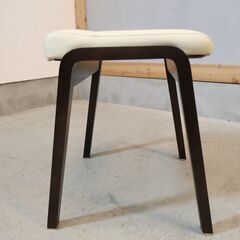 人気のkarimokuよりCT0406 スツールです！オーク材を使用したコンパクトな木製椅子。ナチュラルな質感は北欧スタイルやカフェ風のインテリアなどにおススメ。スタッキングも可能です♪の画像