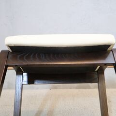 人気のkarimokuよりCT0406 スツールです！オーク材を使用したコンパクトな木製椅子。ナチュラルな質感は北欧スタイルやカフェ風のインテリアなどにおススメ。スタッキングも可能です♪の画像