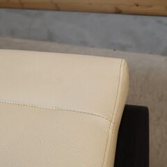 人気のkarimokuよりCT0406 スツールです！オーク材を使用したコンパクトな木製椅子。ナチュラルな質感は北欧スタイルやカフェ風のインテリアなどにおススメ。スタッキングも可能です♪の画像