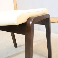 人気のkarimokuよりCT0406 スツールです！オーク材を使用したコンパクトな木製椅子。ナチュラルな質感は北欧スタイルやカフェ風のインテリアなどにおススメ。スタッキングも可能です♪の画像