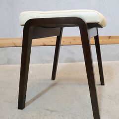 人気のkarimokuよりCT0406 スツールです！オーク材を使用したコンパクトな木製椅子。ナチュラルな質感は北欧スタイルやカフェ風のインテリアなどにおススメ。スタッキングも可能です♪の画像