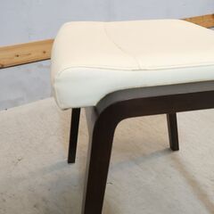 人気のkarimokuよりCT0406 スツールです！オーク材を使用したコンパクトな木製椅子。ナチュラルな質感は北欧スタイルやカフェ風のインテリアなどにおススメ。スタッキングも可能です♪の画像