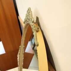 アンティーク調ウォールミラーです。エレガントな優雅さを感じるオーガル形の壁掛け鏡は、壁に立てかけるだけでも存在感があります。の画像