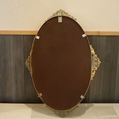 アンティーク調ウォールミラーです。エレガントな優雅さを感じるオーガル形の壁掛け鏡は、壁に立てかけるだけでも存在感があります。の画像