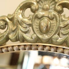 アンティーク調ウォールミラーです。エレガントな優雅さを感じるオーガル形の壁掛け鏡は、壁に立てかけるだけでも存在感があります。の画像