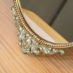 アンティーク調ウォールミラーです。エレガントな優雅さを感じるオーガル形の壁掛け鏡は、壁に立てかけるだけでも存在感があります。の画像