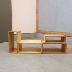 スタッキング可能な木製収納ボックス4点セットです。縦や横に積み重ねて自由にレイアウトすることができるセパレート型のBOXシェルフ。ナチュラルなパイン材の風合いが魅力的♪の画像