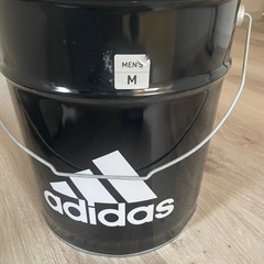 adidas缶福袋缶クッション付き
の画像