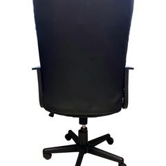 黒革肘掛け椅子の画像