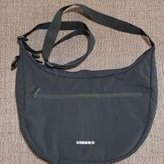 UMBRO アンブロ ブラック ショルダーバッグ 三日月 ハーフムーンの画像