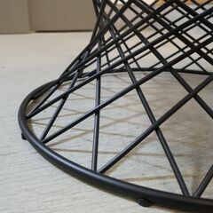 Francfranc(フランフラン)のマーリア コーヒーテーブルです。ブラックのシャープなフレームとガラス天板がモダンな印象。中央にオブジェやアートフラワーを飾り自分らしくアレンジを♪の画像