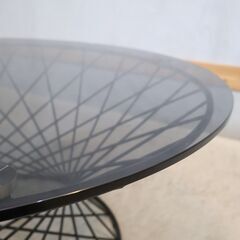 Francfranc(フランフラン)のマーリア コーヒーテーブルです。ブラックのシャープなフレームとガラス天板がモダンな印象。中央にオブジェやアートフラワーを飾り自分らしくアレンジを♪の画像