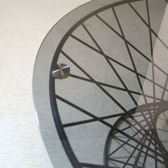 Francfranc(フランフラン)のマーリア コーヒーテーブルです。ブラックのシャープなフレームとガラス天板がモダンな印象。中央にオブジェやアートフラワーを飾り自分らしくアレンジを♪の画像