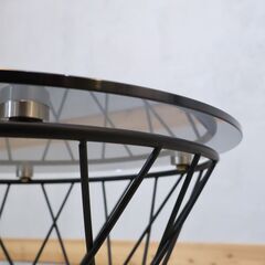 Francfranc(フランフラン)のマーリア サイドテーブルです。ブラックのシャープなフレームとガラス天板がモダンな印象。中央にオブジェやアートフラワーを飾り自分らしくアレンジを♪の画像