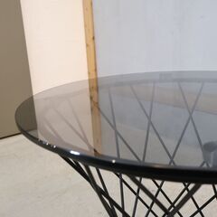 Francfranc(フランフラン)のマーリア サイドテーブルです。ブラックのシャープなフレームとガラス天板がモダンな印象。中央にオブジェやアートフラワーを飾り自分らしくアレンジを♪の画像