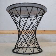 Francfranc(フランフラン)のマーリア サイドテーブルです。ブラックのシャープなフレームとガラス天板がモダンな印象。中央にオブジェやアートフラワーを飾り自分らしくアレンジを♪の画像