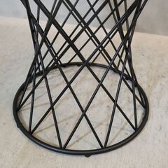 Francfranc(フランフラン)のマーリア サイドテーブルです。ブラックのシャープなフレームとガラス天板がモダンな印象。中央にオブジェやアートフラワーを飾り自分らしくアレンジを♪の画像