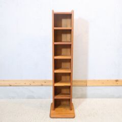 北欧デンマークのヴィンテージ家具を手掛けるメーカー Salin Mobler(サリン・モブラー)社のチーク材ラックです。木の美しさと温かみが魅力のスリムなシェルフは飾り棚やCDラックとしても♪の画像