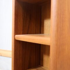 北欧デンマークのヴィンテージ家具を手掛けるメーカー Salin Mobler(サリン・モブラー)社のチーク材ラックです。木の美しさと温かみが魅力のスリムなシェルフは飾り棚やCDラックとしても♪の画像