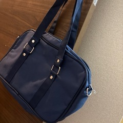 小さいショルダー付きハンドバッグの画像