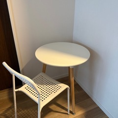 丸テーブルの画像