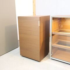 arflex(アルフレックス)のC.C.09 キャビネット 3点セットです。ウォールナットの落ち着いたシックな色合いとスタイリッシュなフォルム。照明付きなのでキュリオケースとしてもおススメ♪の画像