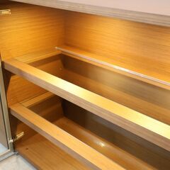 arflex(アルフレックス)のC.C.09 キャビネット 3点セットです。ウォールナットの落ち着いたシックな色合いとスタイリッシュなフォルム。照明付きなのでキュリオケースとしてもおススメ♪の画像