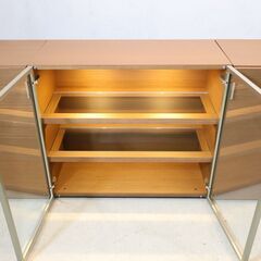 arflex(アルフレックス)のC.C.09 キャビネット 3点セットです。ウォールナットの落ち着いたシックな色合いとスタイリッシュなフォルム。照明付きなのでキュリオケースとしてもおススメ♪の画像