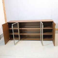 arflex(アルフレックス)のC.C.09 キャビネット 3点セットです。ウォールナットの落ち着いたシックな色合いとスタイリッシュなフォルム。照明付きなのでキュリオケースとしてもおススメ♪の画像