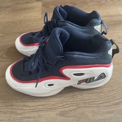 フィラスニーカーの画像