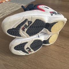 フィラスニーカーの画像