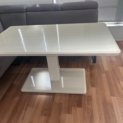 ダイニングテーブルの画像