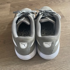 adidas スニーカーの画像