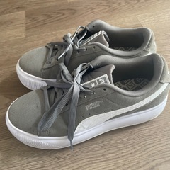 adidas スニーカーの画像