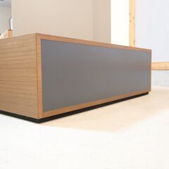 arflex(アルフレックス)のC.C.09 Hi-Fi ローボードです。ウォールナットの落ち着いたシックな色合いとスタイリッシュなフォルム。収納量豊富なドロワーが便利でテレビボードにも◎♪の画像
