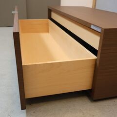 arflex(アルフレックス)のC.C.09 Hi-Fi ローボードです。ウォールナットの落ち着いたシックな色合いとスタイリッシュなフォルム。収納量豊富なドロワーが便利でテレビボードにも◎♪の画像